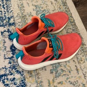 Mens adidas run swift size 10. comfortable shoe for walking or casual outings.